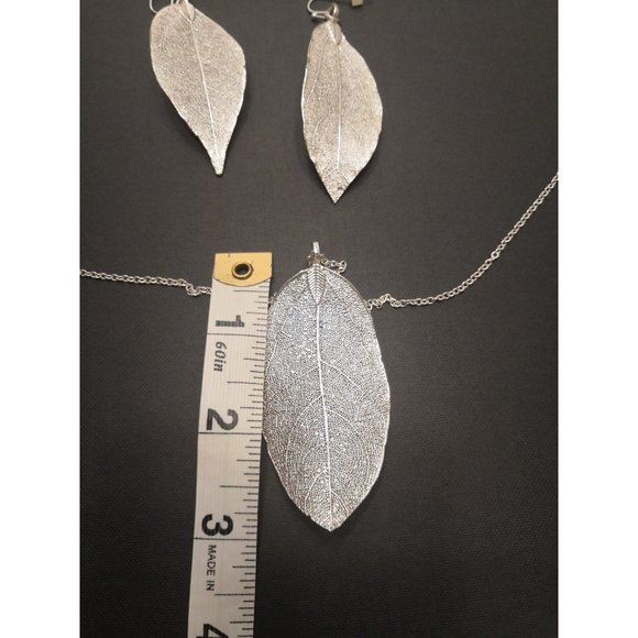 Paparazzi Silver Leaf Necklace And Earrings Set - Picture 5 of 7
